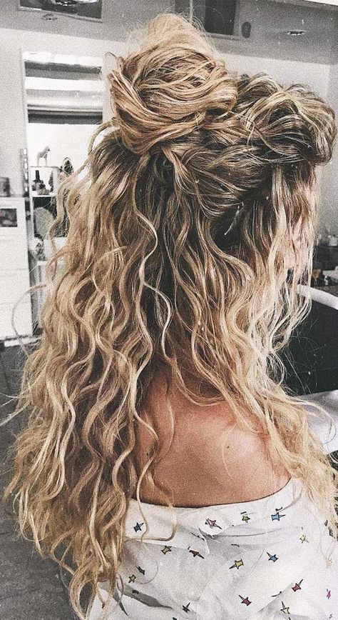 Half up for naturally curly For those brides who’re looking for something different and this is a showstopper. There is still room to play around... Curly Hair Dos, Half Up Hairstyles, Blonde Curly Hair, Colored Curly Hair, Half Updo, Hair Coloring, Half Up Hair, Long Curly Hair, Curly Girl