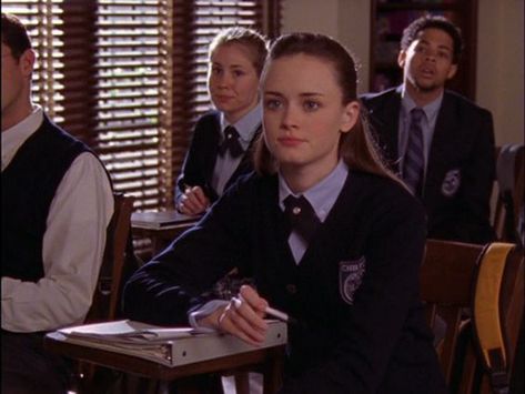 Rory Gilmore Chilton Aesthetic, Rory Chilton Uniform, Chilton Uniform, Rory Chilton, Rory Gilmore Chilton, Rory Gilmore Studying, Chilton Rory, Gilmore Girls Characters, Team Logan