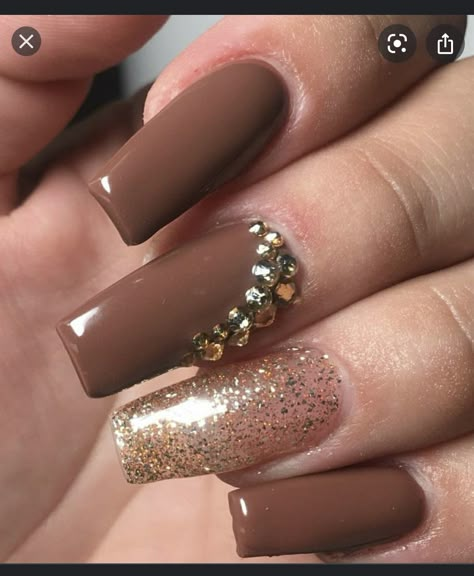 Chocolate Brown Nails With Rhinestones, Brown Nails Design With Rhinestones, Brown Nails Rhinestones, Brown And Gold Fall Nails, Gold And Brown Nails Design, Short Fall Nails With Rhinestones, Brown Reflective Glitter Nails, Trendy Brown Nails Square, Brown Acrylic Nails With Rhinestones