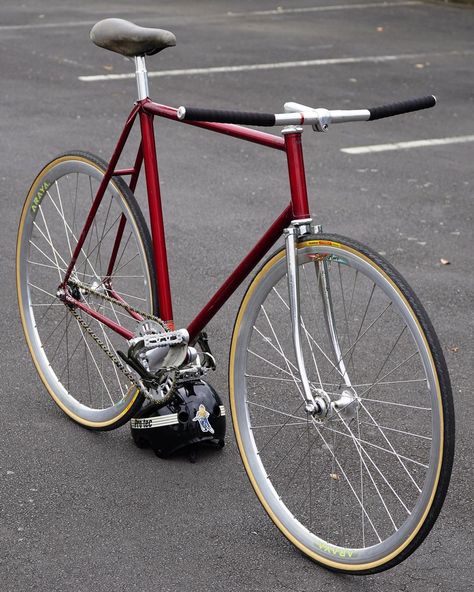 Classic Fixed Gear Bike, Classic Fixed Gear, Single Gear Bike, Njs Bike, Velo Aesthetic, Fixie Bike Ideas, Fixie Classic, Classic Fixie, Bicycle Ideas