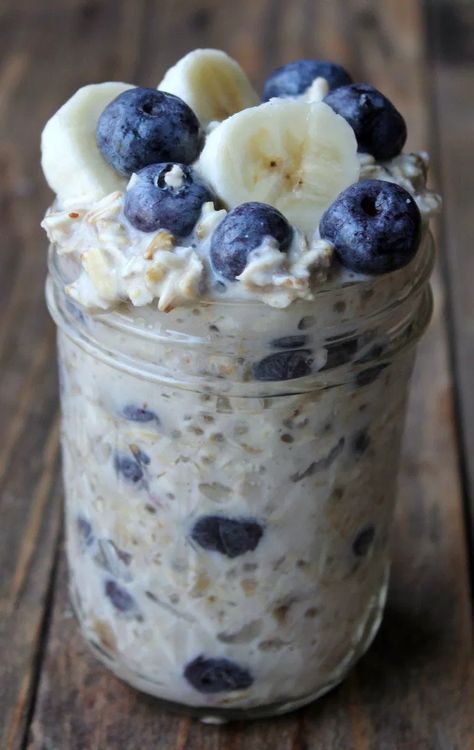 Overnight Oats In A Jar, Blueberry Overnight Oats, Menu Sarapan Sehat, Overnight Oatmeal Recipes, Oat Recipes Healthy, Resep Smoothie, Overnight Oats Recipe Healthy, Banana Overnight Oats, Overnight Oat