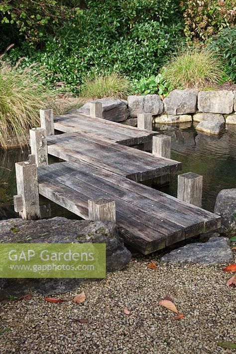 Japanese zig-zag bridge over the middle pond with Pennesetum alopecuroides and stone outcrops - Brightling Down Farm Japanese Bridges, Japanese Pond, Garden Bridge Design, Japanese Water Garden, Pond Bridge, Platform Deck, Japanese Style Garden, Japanese Bridge, Japanese Garden Landscape