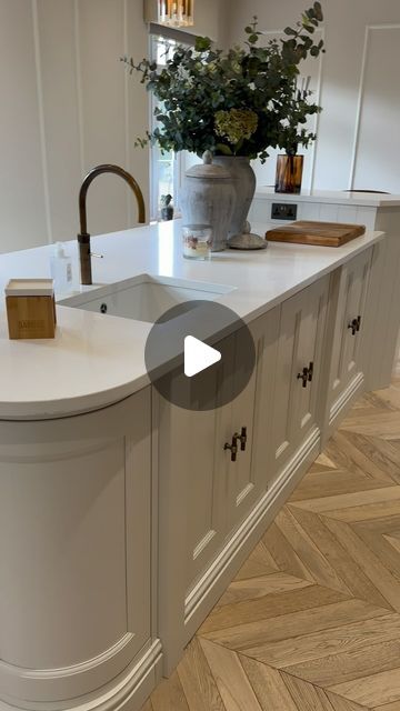 Lavish Lodge on Instagram: "Kitchen Design Hack 👌 I’ve had a few people ask now about where are fridge and freezer is in the kitchen… they are both integrated 🤩 BUT ⬇️ 

We didn’t want the look of a standard 600mm door, I wanted two twin doors at 300mm that opened out. I think aesthetically it looks more interesting and expensive. Only problem was the fitted fridge/freezer door was 600mm. So we designed a “new” door by using a bracket to bind the two doors together. Then aesthetically they look like two doors, but function as one ✅ 

Our kitchen is the Elmbridge style in shade Porcelain from @howdensjoinery" Elmbridge Porcelain Kitchen, Elmbridge Kitchen, White Contemporary Kitchen, Fridge And Freezer, Instagram Kitchen, Integrated Fridge Freezer, Kitchen Organisation, Integrated Fridge, Kitchen Range