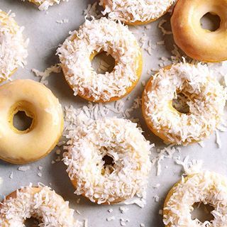 Coconut Glaze, Baked Coconut, Homemade Doughnuts, Baked Doughnuts, Filled Donuts, Dessert Simple, Breakfast Sweets, Low Carb Sweets, Homemade Donuts