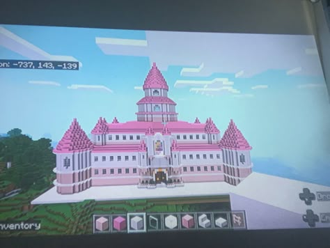 Princess Minecraft Builds, Minecraft Peach Castle, Peaches Castle Minecraft, Minecraft Pink Castle Ideas, Aesthetic Pink Minecraft House, Minecraft Pink Palace, Pink Aesthetic Minecraft Builds, Princess Peach Castle Minecraft, Minecraft Princess Castle