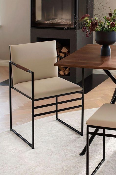 We have created our bar stools, dining chairs and kitchen chairs so that you can show off your unique style and at the same time feel just at home. Black Kitchen Chairs, Metal Frame Chair, Dining Table Height, Welded Furniture, Black Dining Room Chairs, Industrial Style Furniture, Chaise Metal, Simple Sofa, Dining Room Chairs Modern