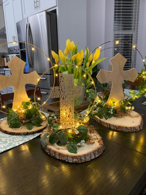 Cross Table Centerpiece, 1st Holy Communion Decorations, Christian Centerpiece Ideas, Religious Centerpieces Ideas, 1st Communion Centerpieces, First Comunion Decoracion Ideas, First Holy Communion Centerpieces, Diy Baptism Centerpieces, Boys Communion Party Ideas