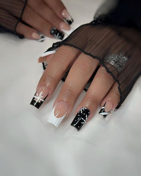 Black and white Christmas 😍… | Instagram Black Christmas Nails, 2023 Black And White, Xmas Nail Designs, Black And White Christmas, Christmas Instagram, Christmas Nails Acrylic, Xmas Nails, Black Christmas, Christmas Nail Designs