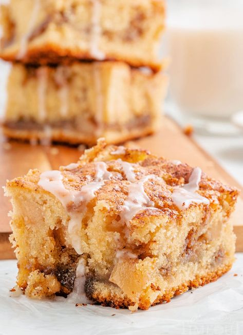 This easy Apple Coffee Cake is a fall favorite! Wonderfully buttery and moist, packed with apples and spiced with cinnamon, this coffee cake is comfort food that everyone will love! Perfect with a cup of coffee or weekend brunch! // Mom On Timeout Harvest Treats, Cinnabon Cinnamon Roll Cake, Apple Coffee Cake, Apple Slab Pie, Apple Cakes, Apple Coffee, Mom On Timeout, Apple Coffee Cakes, Cinnamon Coffee Cake