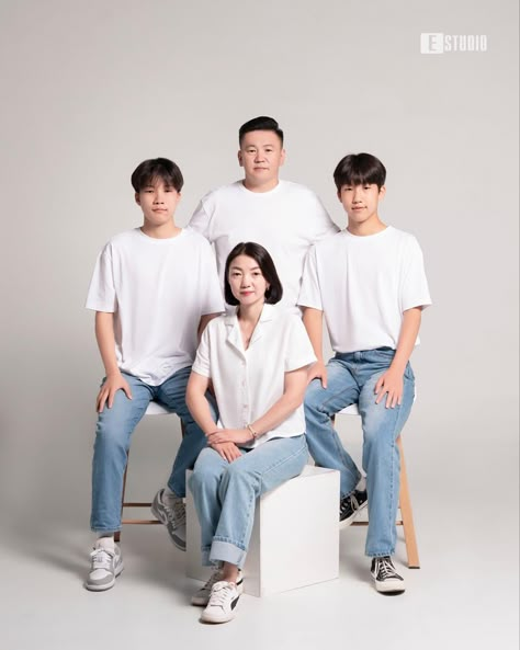 Family Potrait Pose Studio, Graduation Studio Photoshoot Ideas Family, Korean Family Photoshoot Studio, 4 Family Photoshoot, Family Photo Studio Ideas Portrait Poses, Family Of 4 Studio Photoshoot, Family Poses Photography For 4, Family Portrait Poses For 5, Group Photo Studio