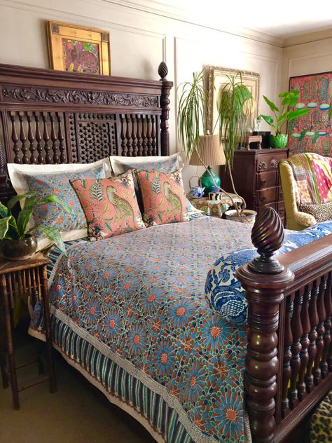 Daybed Maximalist, Comfy Maximalist Bedroom, Vintage Maximalism Bedroom, Indian Maximalist, Maximalist Bedding, Maximalist Bed, Eccentric Bedroom, Maximalist Furniture, Maximalist Homes