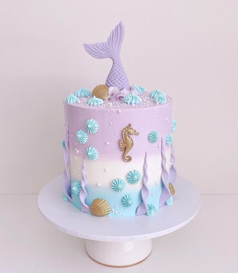 Mermaid-inspired tall birthday cake Tall Birthday Cake, Birthday Themes For Girls, Ocean Birthday Cakes, Rodjendanske Torte, 5th Birthday Cake, Mermaid Birthday Party Decorations, Mermaid Birthday Cakes, Creative Party Ideas, 4th Birthday Cakes