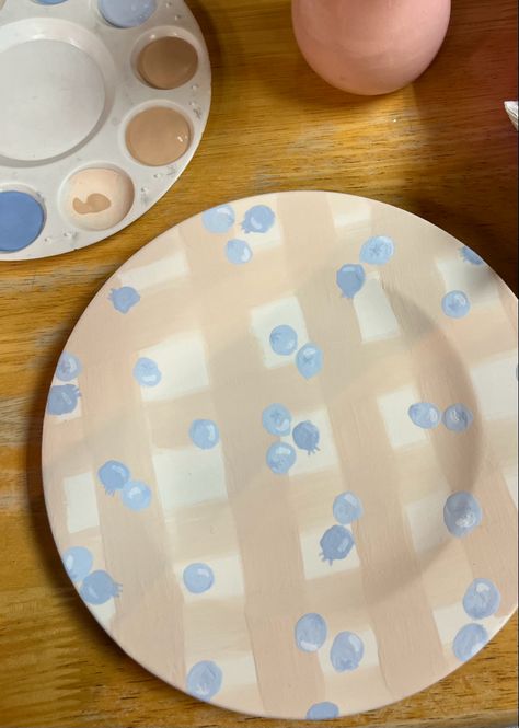 One ceramic pottery plate painted with a tan plaid with blueberries on top. Pottery Painting Ideas Easy, Ceramic Cafe, Painted Ceramic Plates, Diy Pottery Painting, Pottery Painting Designs, Clay Diy Projects, Pottery Plate, Keramik Design, Tan Plaid