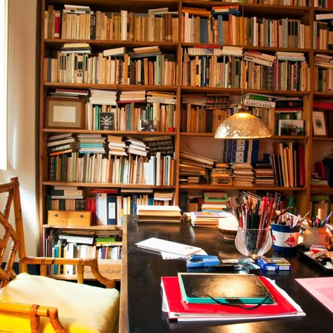 Poet Patrizia Cavalli at home in Rome | THE WORLD OF INTERIORS Italian Office Design, Kitchen With Big Windows, Dining Library, Motivation Writing, Artist Room, Rome Apartment, Milan Apartment, The World Of Interiors, Italian Interior