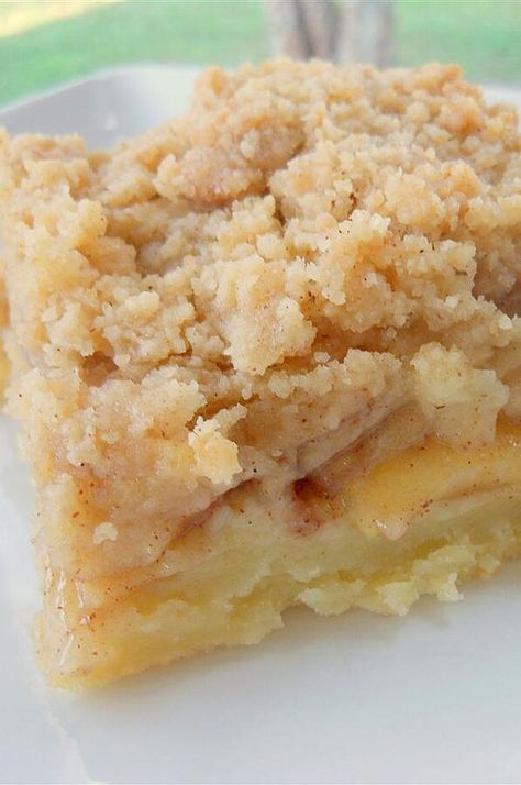 Apple Slab Pie | "Apple Slab Pie it was incredibly easy to make bigger than your average pie and was absolutely delicious. If you like to make things that are easy to prepare try this recipe." #dessertrecipes #dessertideas #sweettreats #bars #dessertbars #barrecipes Pie For A Crowd, Pie With Crumble Topping, Apple Pie Desserts, Slab Pie Recipes, Apple Slab Pie, Perfect Apple Pie, Crumble Pie, Dessert Oreo, Dutch Apple Pie