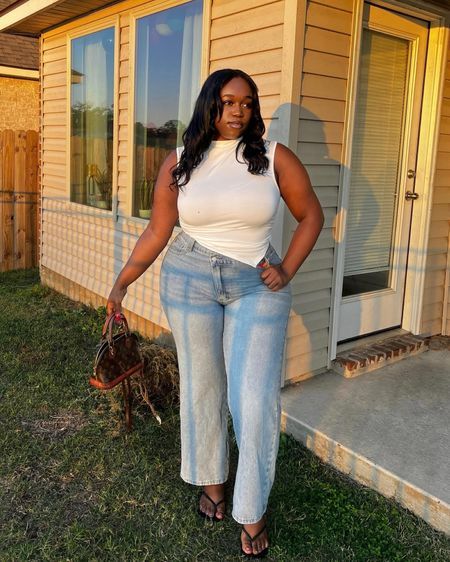 Asymmetrical Top Outfit Classy, Assymetrical Top Outfits, Plus Size Jeans Outfit, White Top Plus Size, Asymmetrical Top Outfit, Top And Jeans Outfit, White Top And Blue Jeans, Casual Plus Size Outfits, White Tops Outfit