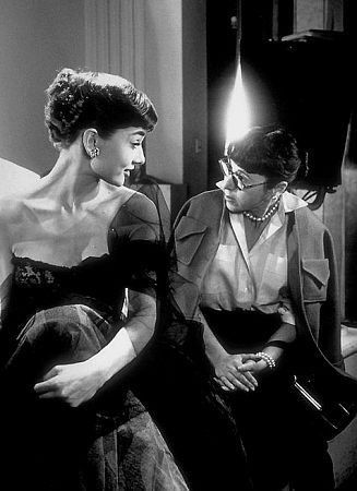 Audrey Hepburn with Edith Head - audrey-hepburn Photo Audrey Hepburn Outfit, Klasik Hollywood, Katharine Ross, Audrey Hepburn Photos, Edith Head, Audrey Hepburn Style, I Love Cinema, Hepburn Style, Lauren Bacall