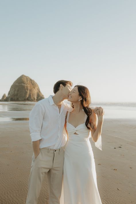 valerie_and_joon_cannon_beach 22 Beach Outfit Couple Photo Ideas, Beach Prenup Outfit, Beach Outfit Couple, Beach Prenup Ideas Outfits, Beach Prewedding, Beach Prenup, Beach Proposal Outfits, Casual Prewedding Outdoor, Beach Prenup Photoshoot Ideas