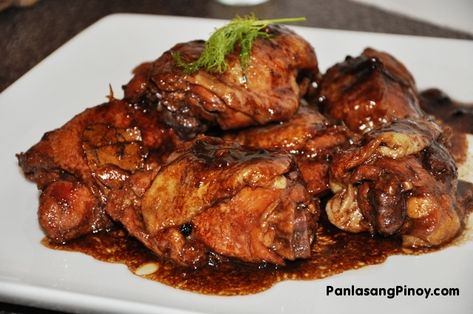 Chicken Adobo is an authentic Filipino dish and is one of the mostly recognized Filipino foods. This Chicken Adobo Recipe is the simplest that you can get. Not to be mistaken with Mexican adobo, this dish is uniquely prepared by stewing chicken in vinegar and soy sauce. Chicken Adobo, Adobo Recipe, Adobo Chicken, Chicken Dinners, Idee Pasto Sano, Filipino Recipes, Ww Recipes, Adobo, Asian Dishes