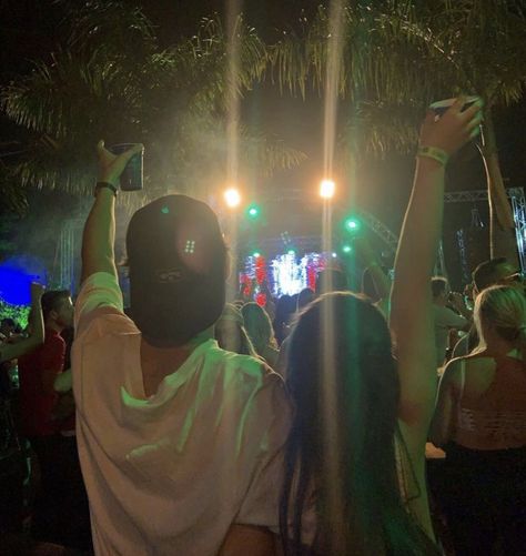 Concert With Boyfriend, Music Festival Couple, Gavi Pedri, Concert Date, Gym Couple, Style Nails, Cute Date Ideas, Dream Date, Anything For You