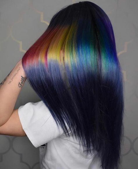 Shine Line Hair Is The Newest Trend Going Viral On Instagram New Hair Color Trends, Holographic Hair, Beautiful Hair Color, Hair Trend, Trendy Hair Color, Colorful Hair, Going Viral, Hair Dye Colors, Hair Inspiration Color