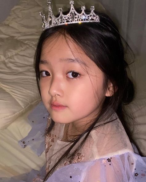 Kwon Yuli, Jennie Coachella, Ulzzang Kids, Flower Girl Dresses, Crown Jewelry, Baby Face, Wedding Dress