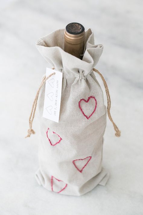 DIY Valentine’s Day Embroidery Wine Bags Entertaining Tips, Sac Tote Bag, Valentine's Day Crafts, Diy Valentine's Day, Wine Bags, Diy Valentine, Wine Bottle Diy, My Funny Valentine, Handmade Valentine