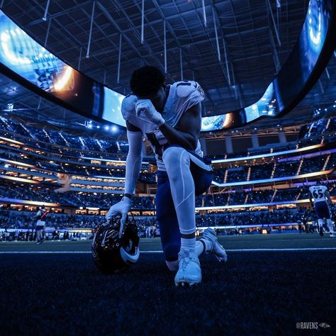 0.5 Football Pics, Iconic Sports Photos, Football Nfl, Football Asethic Pictures, Football Run Through, Nfl Reporter Aesthetic, Nfl Pfp, Football Pfp, Football Pics