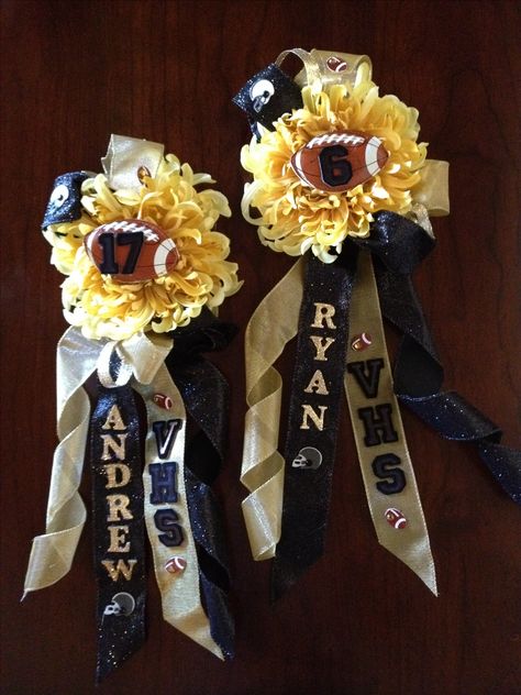 Homecoming Corsages. Fun corsages for Homecoming to show school spirit.  Great for the big game! Senior Night Corsage For Mom, Football Mom Corsage, Football Senior Night Mom Corsages, Senior Night Mom Corsage, Senior Night Ribbon Corsage, Senior Mum And Garter, High School Crafts, Peewee Homecoming Garter, Cheer Locker Decorations