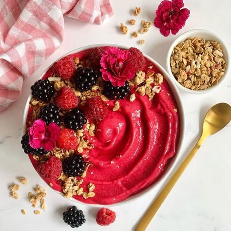 Vegan Recipes Chef Ron Russell on Instagram: “Pink Antioxidant Smoothie Bowl 💖 recipe by @bowlsbyasmaa Happy new week everyone 🥰💗 You need: Smoothie Bowl✨: - 1 frozen banana - 2 cups…” Red Smoothie Bowl, Dragon Fruit Powder, Frozen Berry Smoothie Bowl, Peach And Raspberry Smoothie Bowl, Mango Raspberry Smoothie Bowl, Raspberry Smoothie Bowl, Antioxidant Smoothie, Berry Cereal, Fruit Powder