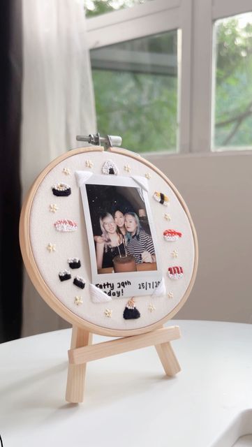 Embroidery Hoop Polaroid Frame, Embroidery With Polaroid, Polaroid Hoop, Polaroid Embroidery Frame, Embroidery Polaroid Frame, Photo Embroidery Hoop, Polaroid Embroidery, Polaroid Crafts, Hbd Ideas