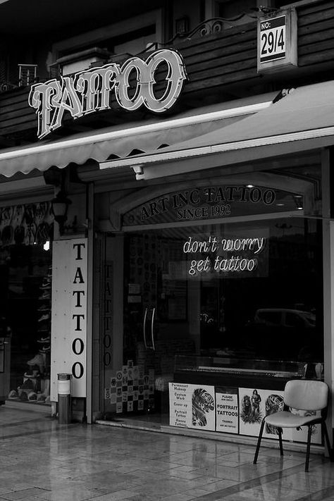 Luxury Tattoo Shop, Tattoo Shop Branding Photoshoot, Aesthetic Tattoo Shop, Tattoo Studio Aesthetic, Tattoo Shop Aesthetic, Van Tattoo, Tattoo Studio Ideas, Aly Martinez, Tattoo Shop Ideas