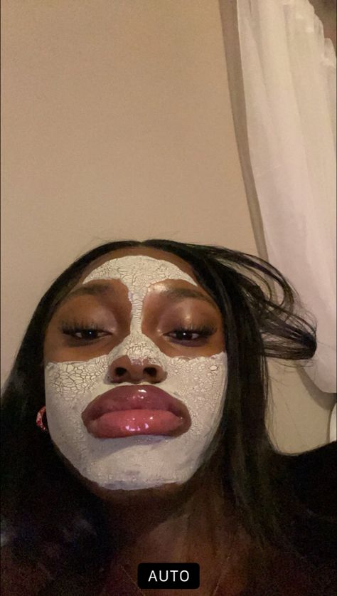 clay mask Cute Face Mask Pictures, Face Mask Black Women, Clay Face Mask Aesthetic, Face Mask Pics, Clay Mask Aesthetic, Facemasks Aesthetic, Face Mask Pictures, Face Clay Mask, Glowing Black Skin