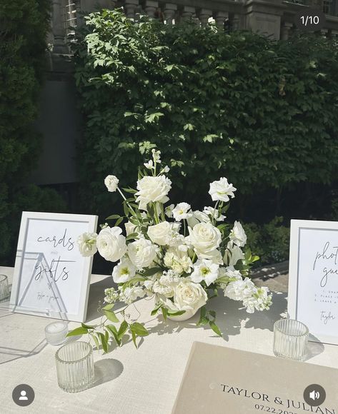 Wedding Florals Green And White, Classic Southern Wedding, White Florals Wedding, White And Green Wedding Flowers Long Table, Long Table White Flowers, White And Green Head Table Flowers, White Flowers Rectangle Table, Green And White Wedding Flowers, Wedding Table Flowers