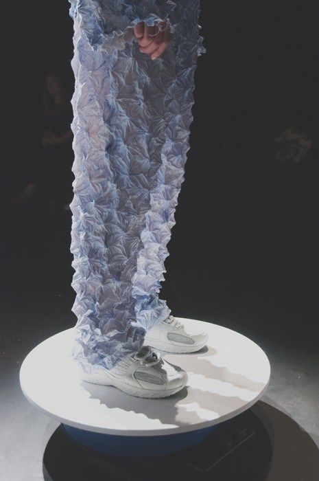 3d Shibori, Diy Textiles Projects, Faustine Steinmetz, Graduation Fashion, Textile Art Techniques, Unique Jeans, Androgynous Style, Shibori Fabric, Denim Art