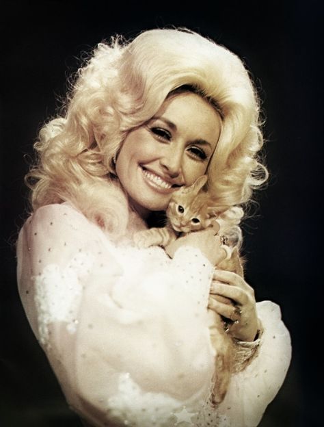 Dolly Parton | 38 Musicians Cradling Cats Celebrities With Cats, Dolly Parton Pictures, I'm With The Band, Christina Ricci, Cat People, George Michael, Ringo Starr, Country Singers, Dolly Parton