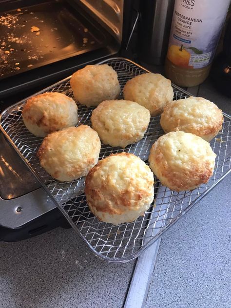 Cheese Scones In Air Fryer, Air Fryer Cheese Scones Recipe, Airfryer Cheese Scones, Air Fryer Scones Recipe Easy, Air Fryer Scones Recipe, Cheese Scones Easy, Air Fryer Scones, Air Fryer Cake Recipes, Cheese Scone Recipes