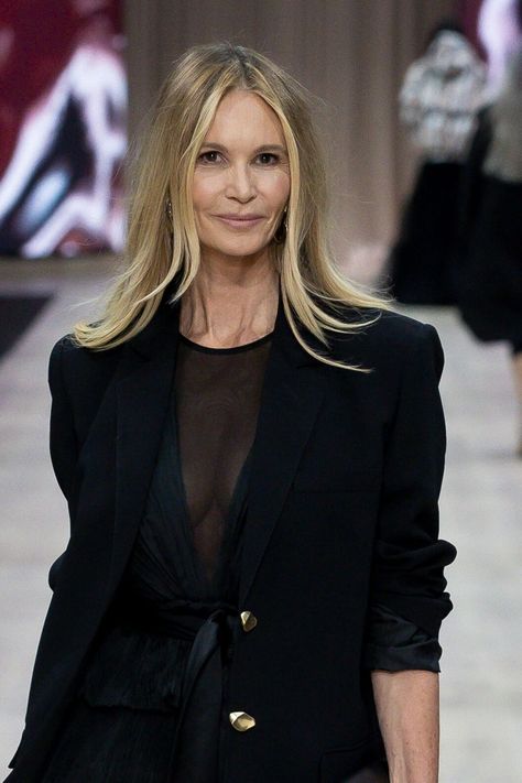 Wondering how Elle Macpherson stays looking so young? Here are some of the best beauty tips she's shared throughout the years. Elle Mcpherson Style Hair, Elle Mcpherson Hair, Elle Mcpherson Style, Elle Macpherson Style, Elle Mcpherson, Feminine Clothes, Elle Macpherson, Best Beauty Tips, Beauty Images