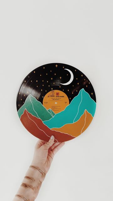 Moon Record Painting, Taylor Swift Vinyl Painting, Painting A Record, Art On Records, Paintings On Records Vinyls, Record Diy Decor, Vinyl Painting Ideas Easy, Painted Vynal Records, Vynil Record Painting Ideas