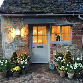 English Country House Exterior, Spring Pots, Country House Exterior, British Houses, Entrance Ideas, Perfect English, English Country Decor, Casa Country, Cottage Exterior