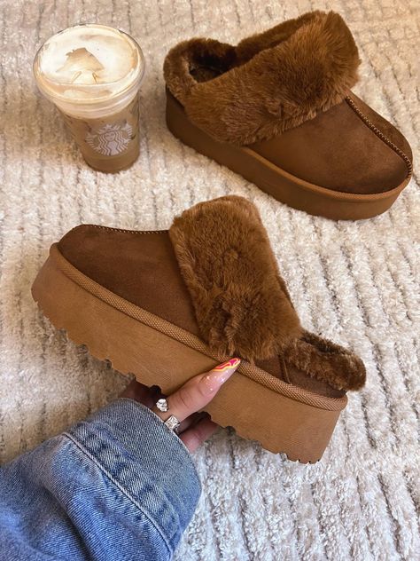 Luxury Relaxation, Best Shoes For Women, Cute Uggs, Fluffy Shoes, Women Tips, Preppy Shoes, Pretty Shoes Sneakers, Cute Shoes Heels, Best Shoes