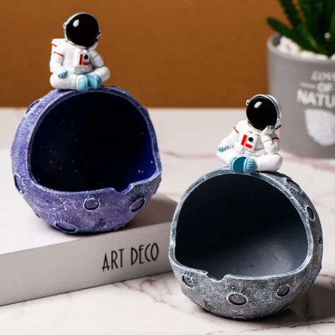 Clay Astronaut, Moon Ashtray, Ashtray Clay, Ashtray With Lid, Outdoor Ashtray, Cute Astronaut, Art Lessons Elementary, Ceramics Ideas Pottery, Decorative Trays