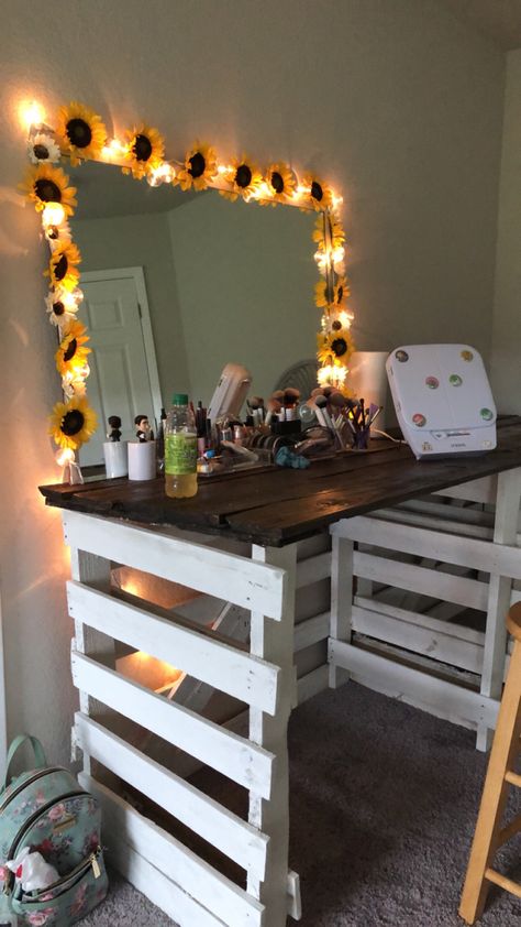 Diy Pallet Vanity Makeup, Built Vanity Ideas, Country Aesthetic Room Decor, Wood Themed Room, Sunflower Bedroom Decor Ideas, Home Made Vanity Ideas, Western Makeup Room, Pallet Vanity Diy Bedroom, Sunflower And Cow Bedroom Ideas