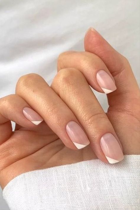 Switch up the more classic half-moon French nail for a graphic corner Frenchie. It has all the elegance of the OG, but with a cool, modern twist. 📸 raelondonnails Bridesmaids Nails, Minimal Nails, Bride Nails, Neutral Nails, Classy Nails, Chic Nails, Manicure E Pedicure, Nude Nails, Wedding Nails