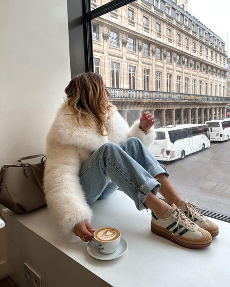 Uggs Outfit Ideas, Adidas Gazelle Outfit, Outfit Inspo School, Brandy Melville Aesthetic, Looks Adidas, Trainers Outfit, Nike Shoes Air Force, Winter Inspo, Uggs Outfit