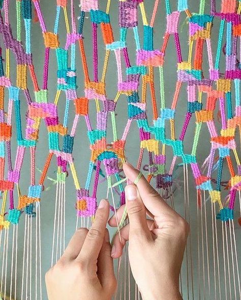 Pola Macrame, Weaving Loom Projects, Knitting Basics, Diy Weaving, Scarf Knitting, Sweater Knitting, Textile Fiber Art, Textile Crafts, Weaving Textiles