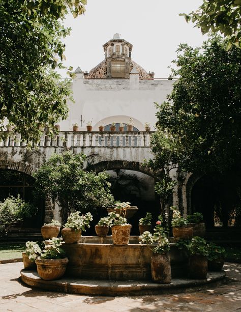 One Couple's Chic Wedding at a Hacienda Outside of Mexico City Wedding Venues Mexico, Oaxaca Wedding, Mexico City Wedding, Latin Wedding, Mexico Wedding Venue, Hacienda Wedding, Making A Wedding Dress, Spanish Wedding, Inexpensive Wedding Venues