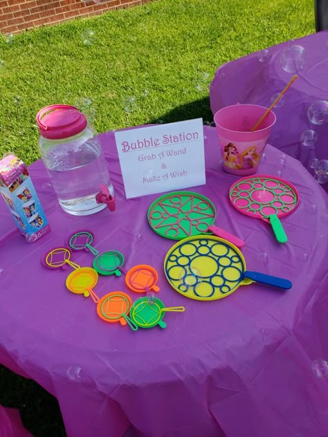 Disney princess bubble station Bubbles Station Birthday Party, Birthday Party Bubble Station, Outdoor Bubble Station, Birthday Stations Activities, Bubble Station Ideas For Kids, Kids Bubble Party, Bubble Station Ideas, Bubble Station Birthday, Party Bubble Station