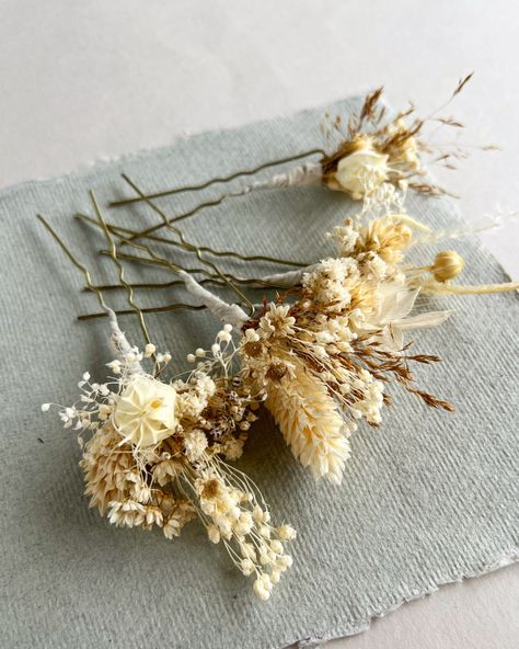 Dried Flower Hair Pins White Ivory Boho Wedding Flower - Etsy Dried Flowers Hair Wedding, Hair Pins Diy, Flower Hairpiece, Short Bridal Hair, Flower Hair Pins, Boho Wedding Flowers, Bridal Hair Flowers, Wedding Hair Pins, Flower Hair Pin