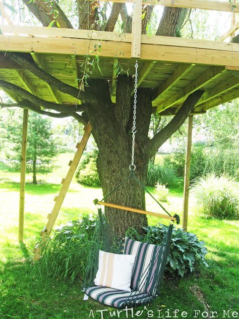 Tree Fort with a Swing! - A Turtle's Life for Me Outdoor Forts, Tree Deck, Kids Forts, Building A Treehouse, Tree House Plans, Tree Fort, Tree House Diy, Tree House Kids, Cool Tree Houses